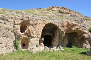 Üçyol Köyü Kaya konutlar