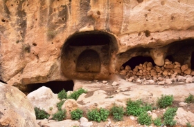 GRAVES WITH ARCOSOLIUM (ARCOVERED GRAVE CELL) AND KLINE