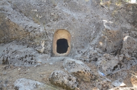 DEREİÇİ VILLAGE ARCOSOLIUM ROCK TOMB