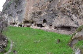 HASANKEYF’İN GÜNEYDOĞUSUNDAKİ KAYA KONUTLAR