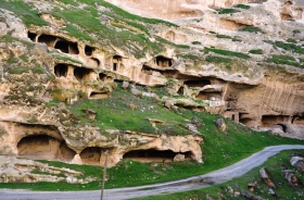 HASANKEYF KALESİ AŞAĞI VADİ KAYA KONUTLAR