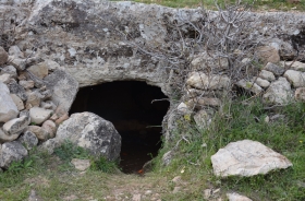 ÇUKURYURT KÖYÜ ARCOSOLİUMLU KAYA MEZARI