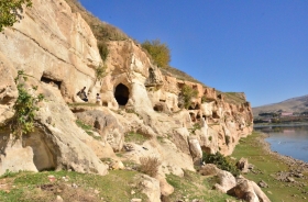 HASANKEYF’İN KUZEYİNDEKİ KAYA KONUTLAR